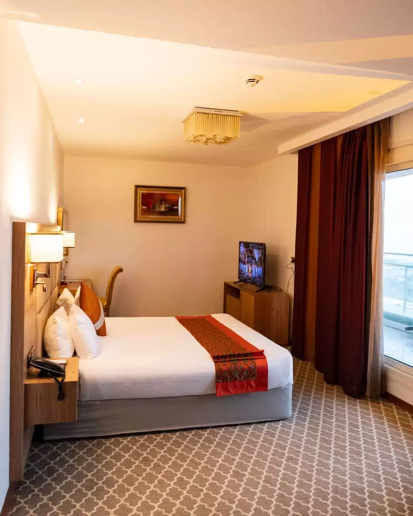 Alibaba https://cdn.alibaba.ir/ostorage/hotel-accommodation-images/683ec6d6a1e6f83605b73589_سوییت دوخوابه جزیره و دریا تراس دار (3).webp